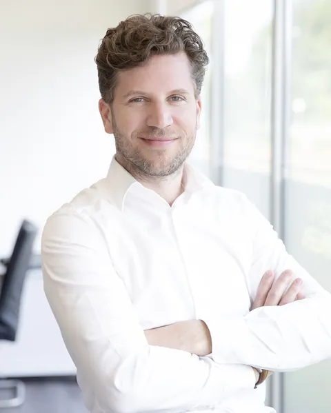 Roel van Meeuwen, met de armen over elkaar op kantoor